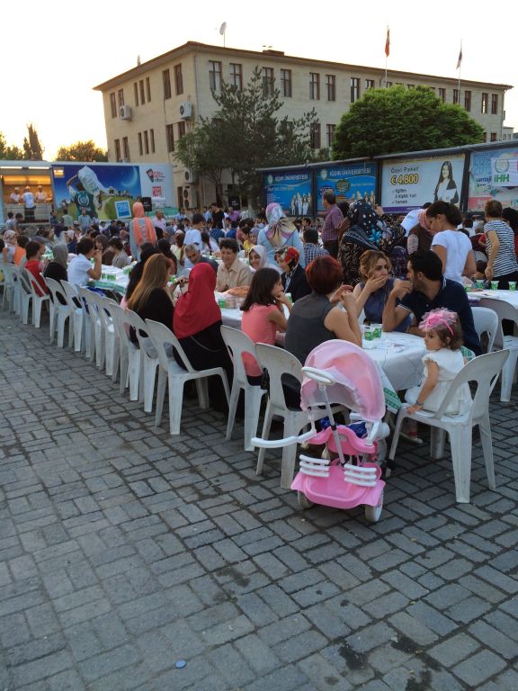 İhhnın Gezici Aşevi Iğdırda 1500 Kişiye Yemek Verdi