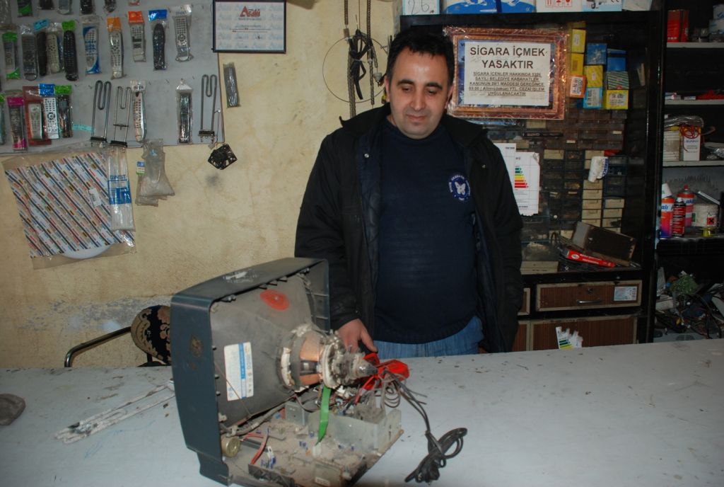 Televizyonun İçinden El Bombası Çıktı