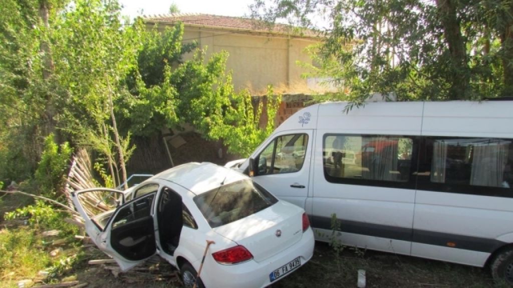 Iğdır'da Yolcu Minibüsü Otomobile Çarptı 1 Ölü 9 Yaralı