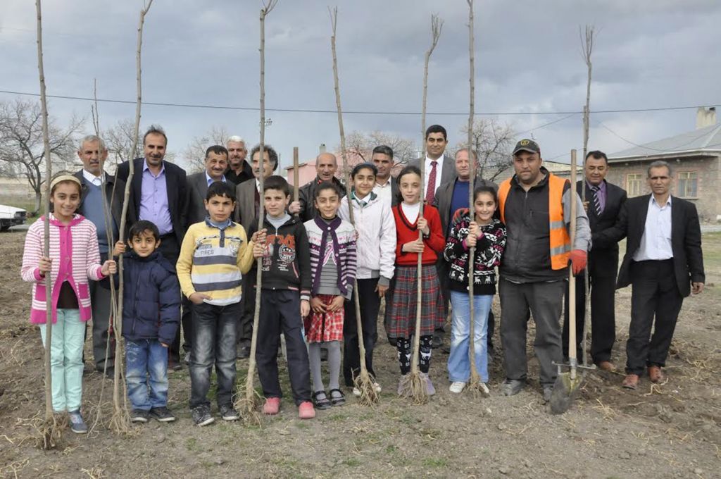 Iğdır Belediyesi Fidan Dikimi Gerçekleştirdi