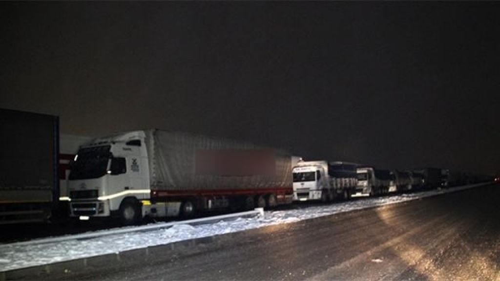 İran Sınırında 20 Kilometrelik Tır Kuyruğu