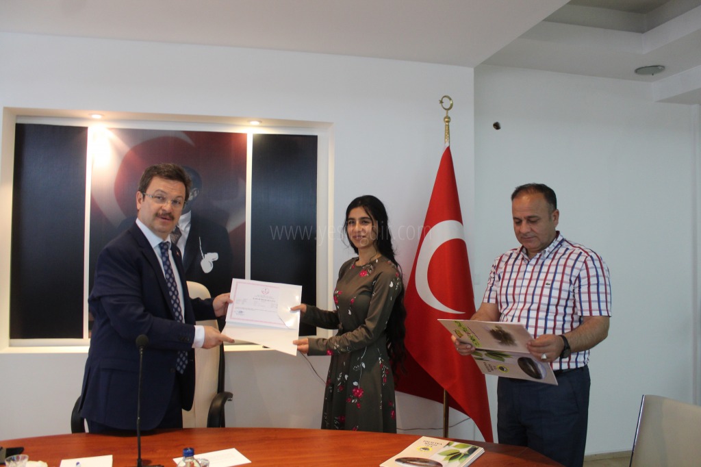 ARICILIK KURSUNDA BAŞARILI OLANLARA SERTİFİKALARI TÖRENLE DAĞITILDI