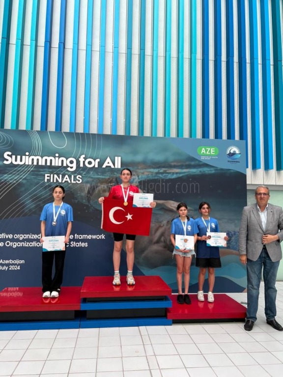 Başarılı yüzücü Emine Baküden Denizliye altın madalya getirdi