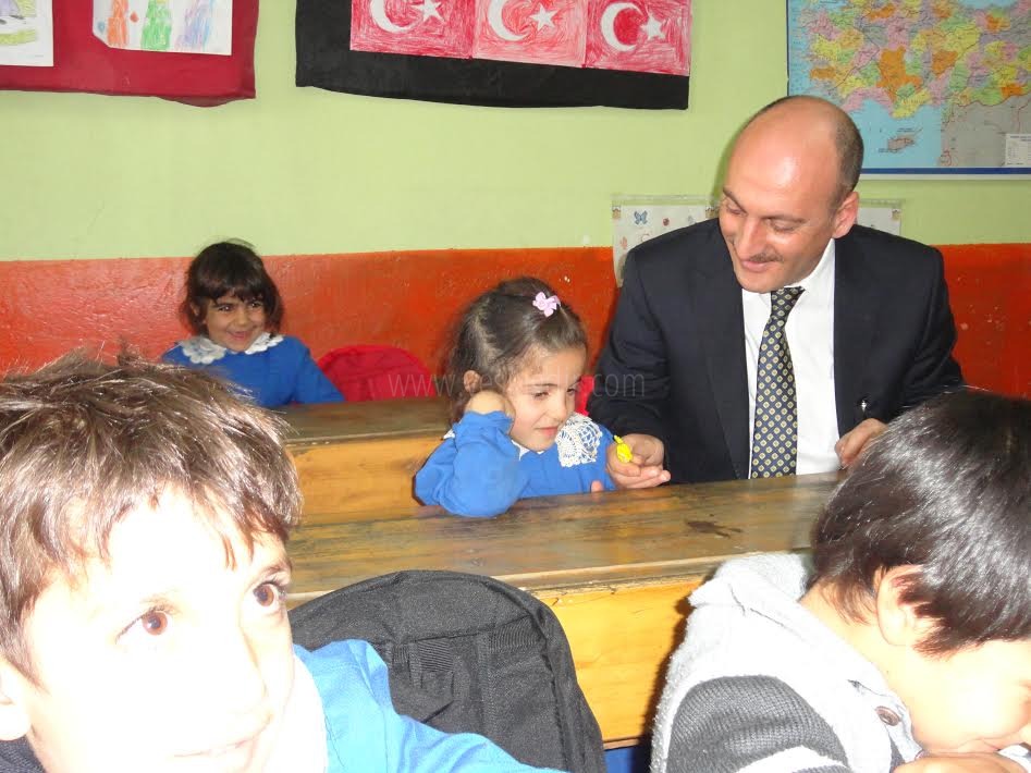 Cırıttan Velilere Uyarı Çocuklarınızı Okul Sınıf Önünde Beklemeyin