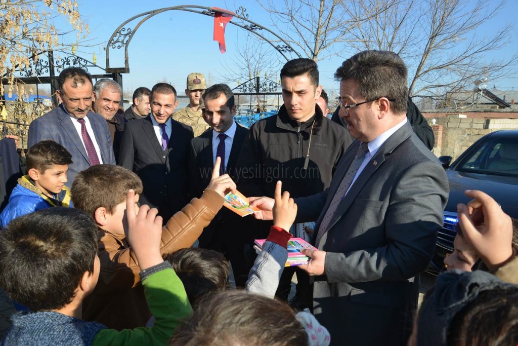 VALİ ÜNLÜ ŞEHİT BABASININ TAZİYESİNE KATILDI