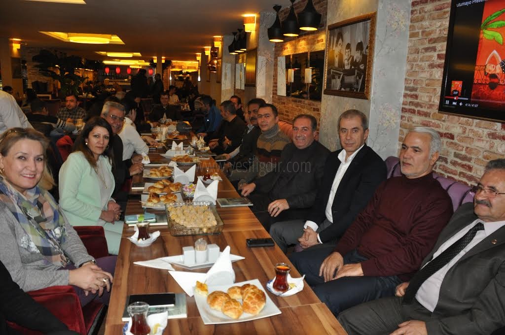 Yazar Dr Mehmet Kum Kitabını İmzaladı
