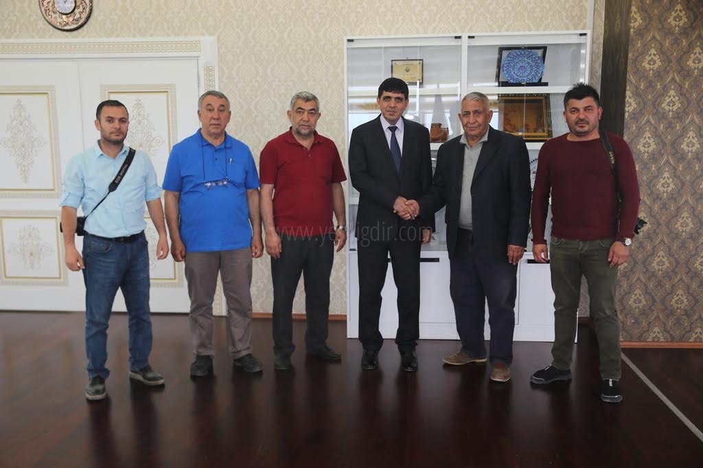 Iğdır Gazeteciler Cemiyeti ve İletişim Derneği Başkanı Aydın Deniz Rektör Almayı ziyaret etti