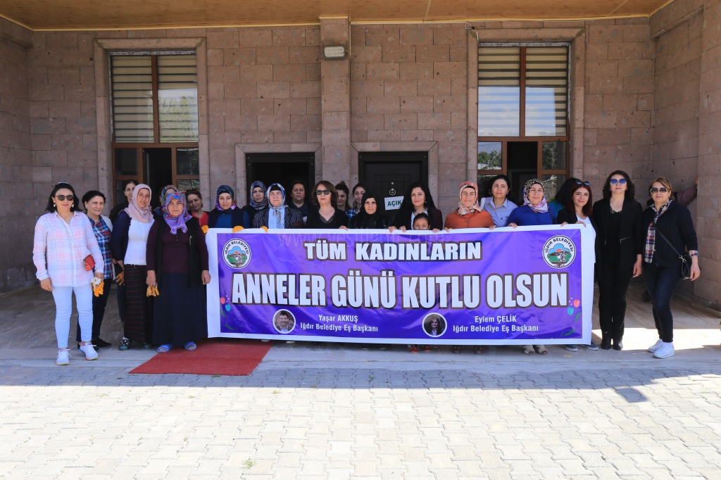 Iğdır Belediyesi Kendi Kütüphanesinin Bahçesinde Ağaç Ve Çiçek Ekimi Yaptı