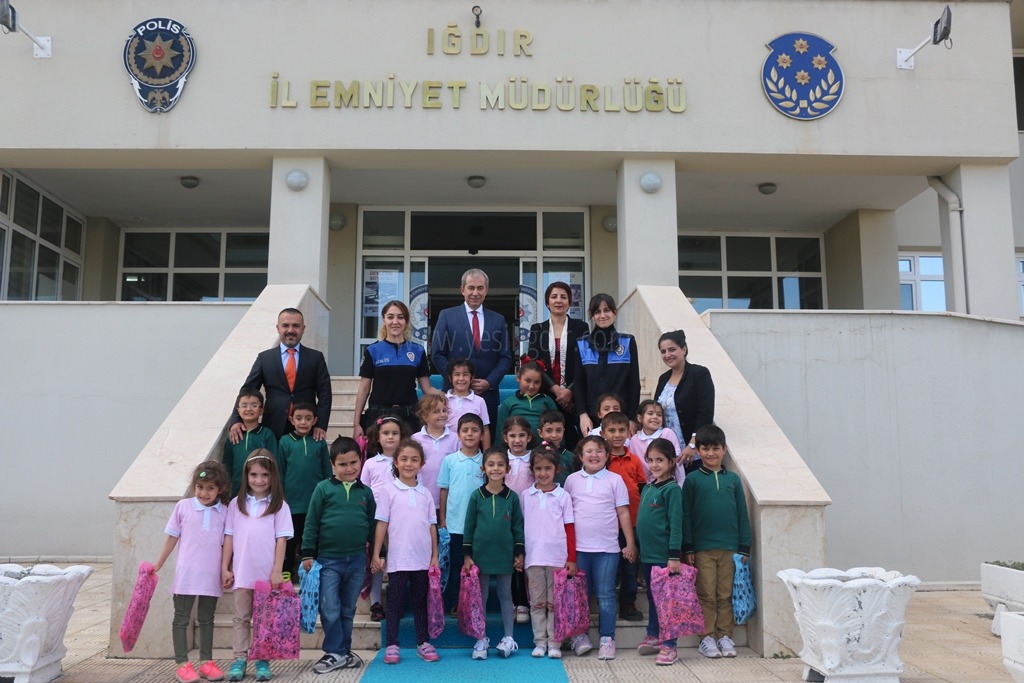 IĞDIR ÖZEL HAZAR KOLEJİ MİNİK ÖĞRENCİLERİNDEN İL EMNİYET MÜDÜRÜNE ANLAMLI ZİYARET