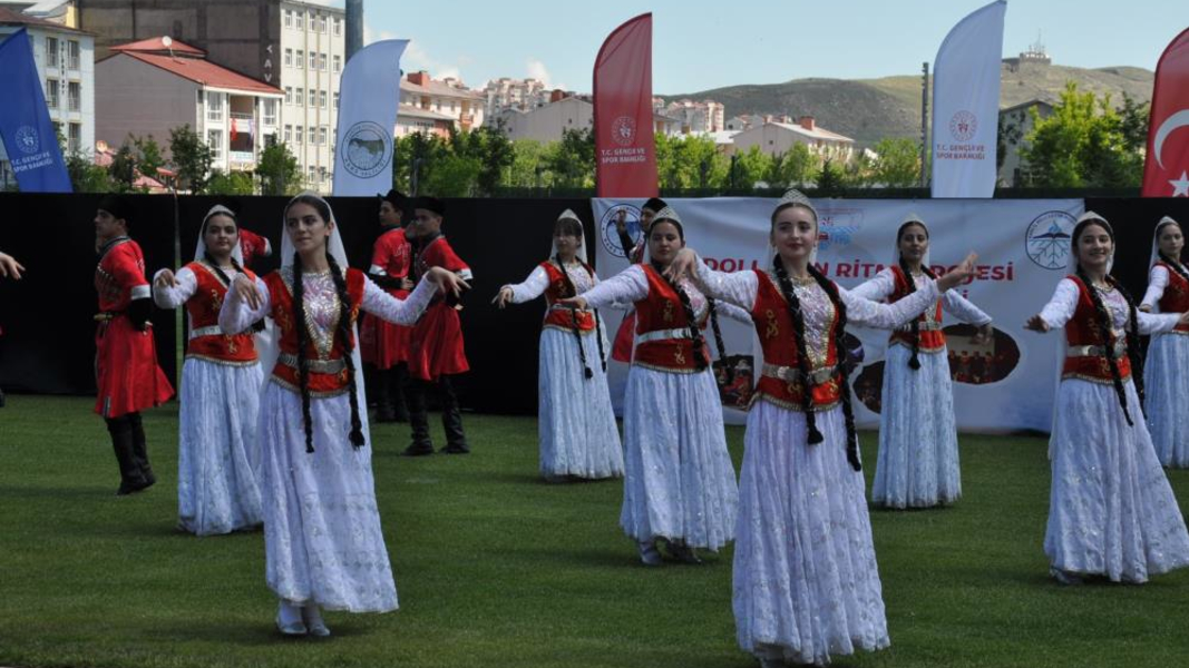 Kars'ta halk oyunları rüzgarı esti
