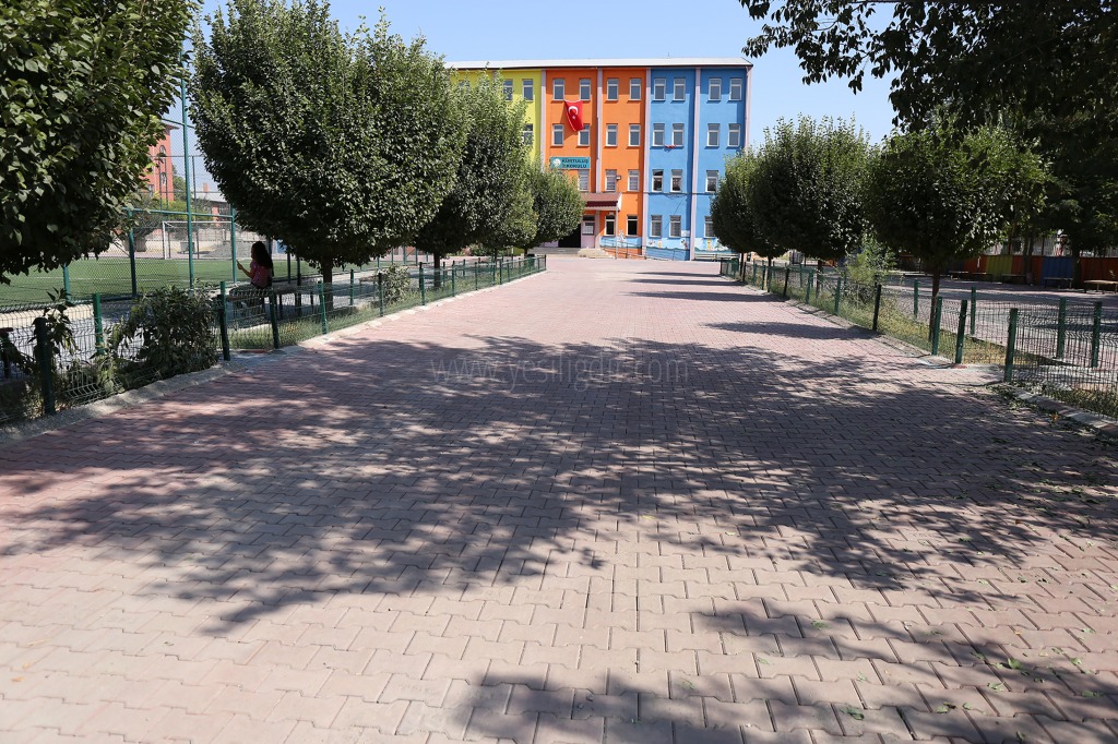 Iğdır Belediyesi Okul Bahçelerinde Ve Okul Yollarında Tadilat Yaptı