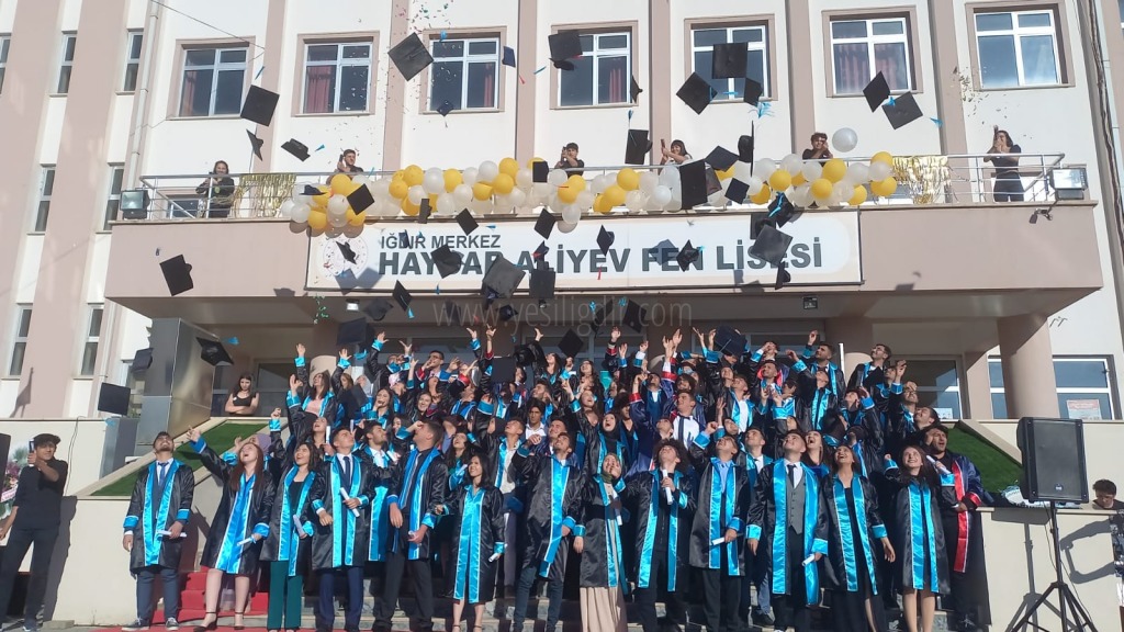 HAYDAR ALİYEV FEN LİSESİNDE MEZUNİYET COŞKUSU