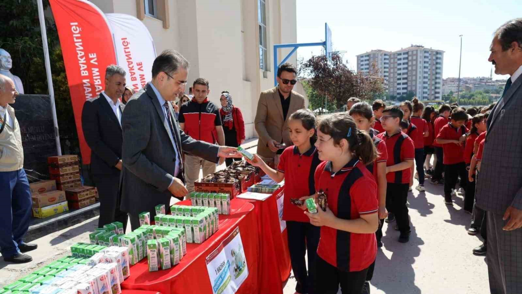 Öğrencilere süt ve kek ikramları ile 'Dünya Süt Günü' kutlandı