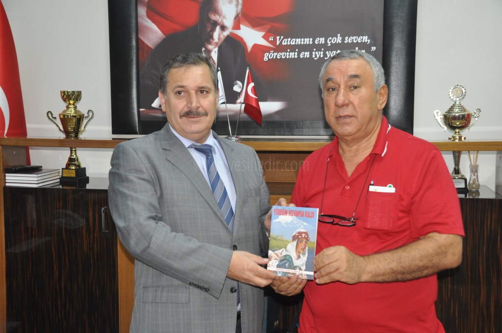 SERDAR ÜNSAL YÜREĞİM İREVANDA KALDI ROMANINI EMNİYET MÜDÜRÜ ORHAN ÇEVİKE HEDİYE ETTİ