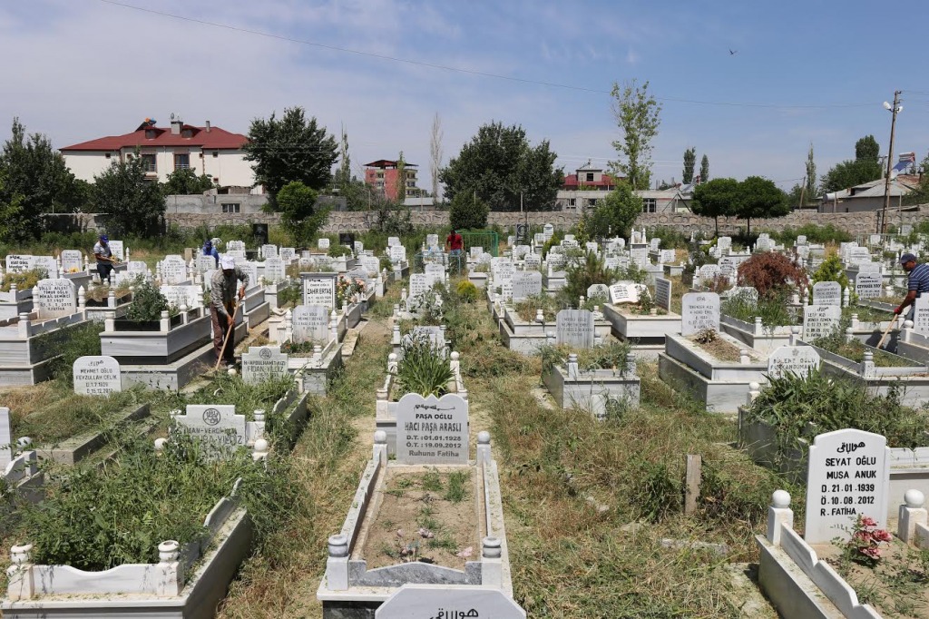 IĞDIR ASRİ MEZARLIK BAYRAMA HAZIR