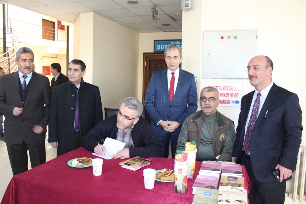 ŞAİR VE YAZAR İSMAİL AYKANATTAN İMZA GÜNÜ