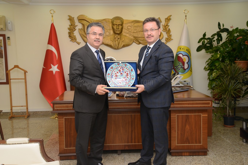 VALİ ENVER ÜNLÜ İÇ DENETİM DAİRE BAŞKANI AHMET ÖNAL'I MAKAMINDA KABUL ETTİ