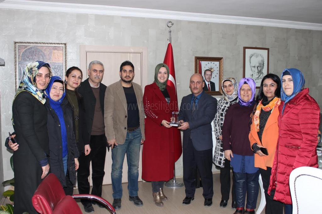 AK PARTİ KADIN KOLLARINDAN MİLLİ EĞİTİM MÜDÜRÜNE PLAKET