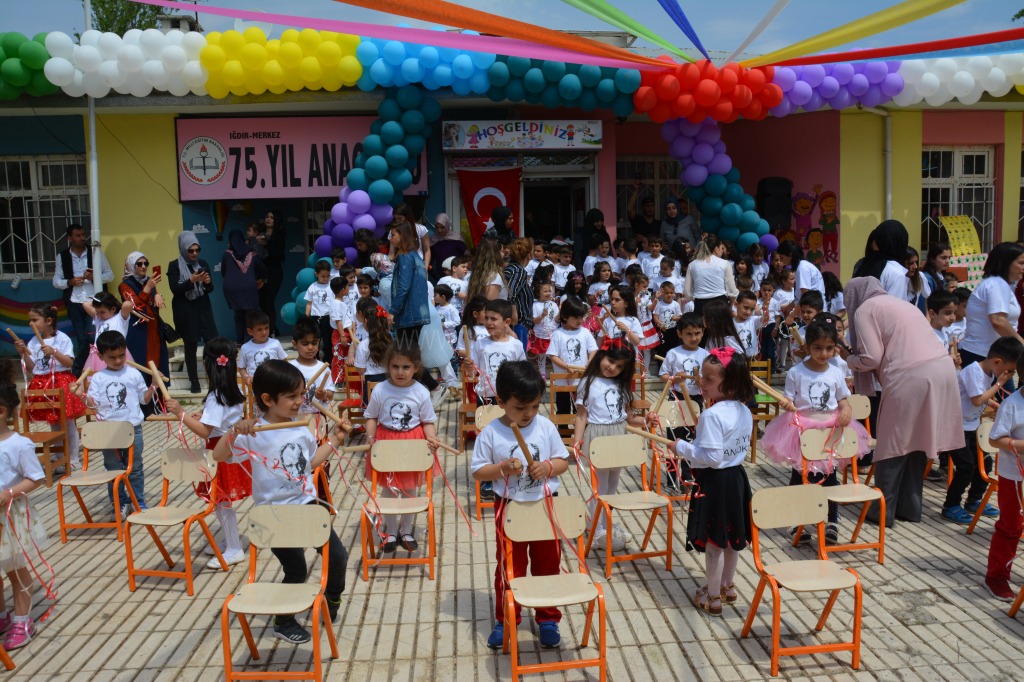 75 YIL CUMHURİYET ANAOKULU ÖĞRENCİLERİNDEN YIL SONU GÖSTERİSİ