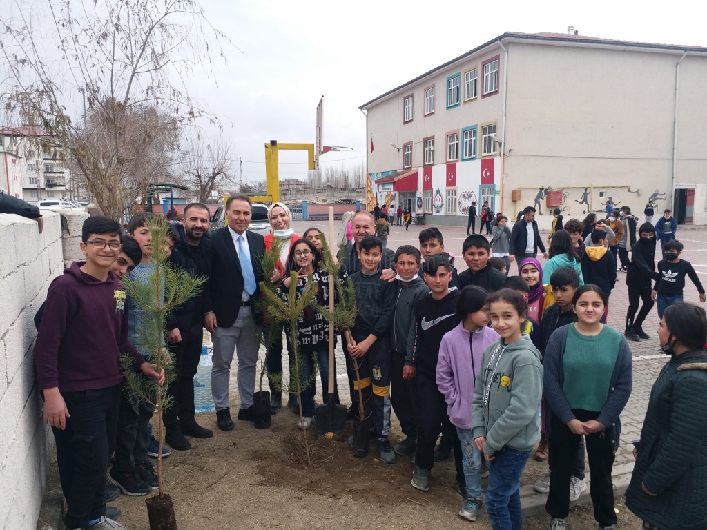 Okullarda Fidan dikimi yapıldı