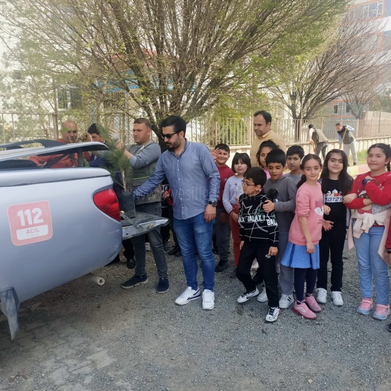 IĞDIRDA OKULLAR AĞAÇLANDIRILIYOR