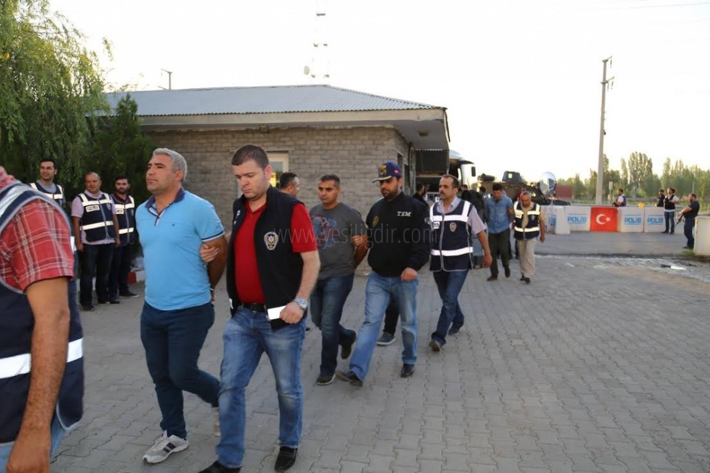 IĞDIR'DA 24 SUBAY TUTUKLANDI