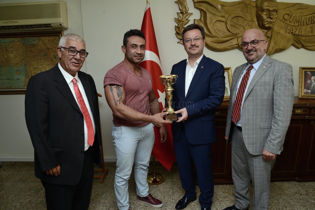 VALİ ÜNLÜ MİSAFİRLERİNİ MAKAMINDA KABUL ETTİ