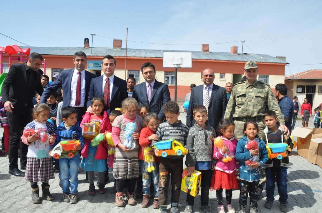 ON BİN ADET OYUNCAK ÇOCUKLARLA BULUŞTU
