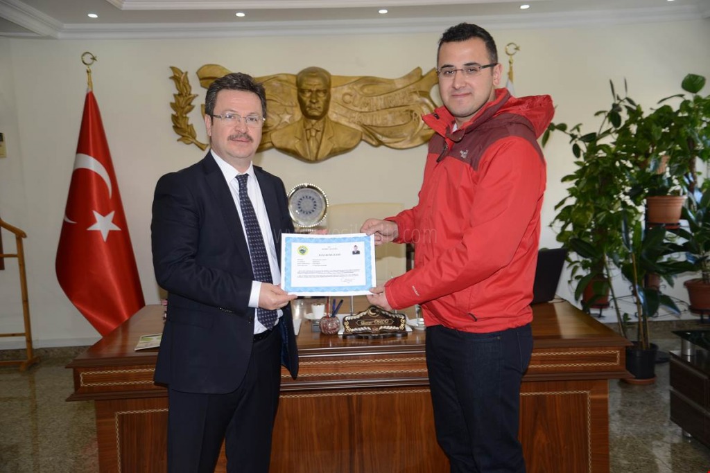 VALİ ÜNLÜ TABİP TEĞMEN M BAHADIR ÇALHAN'I ÖDÜLLENDİRDİ