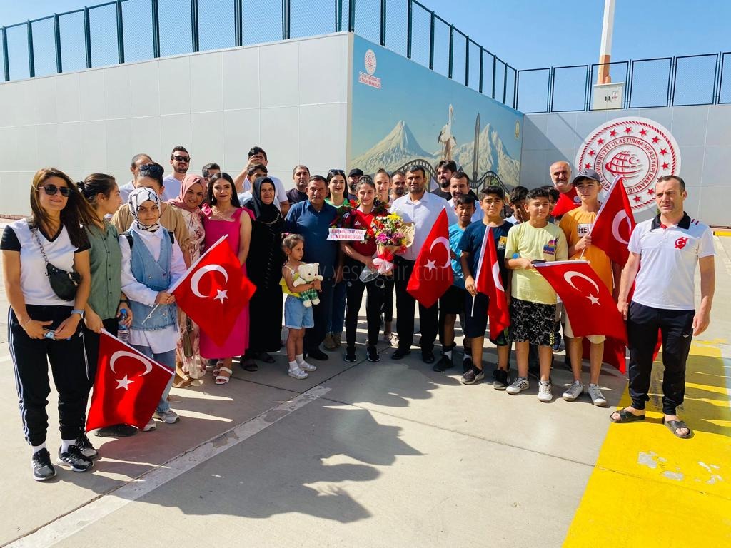 Dünya Şampiyonu Çiçeklerle Karşılandı