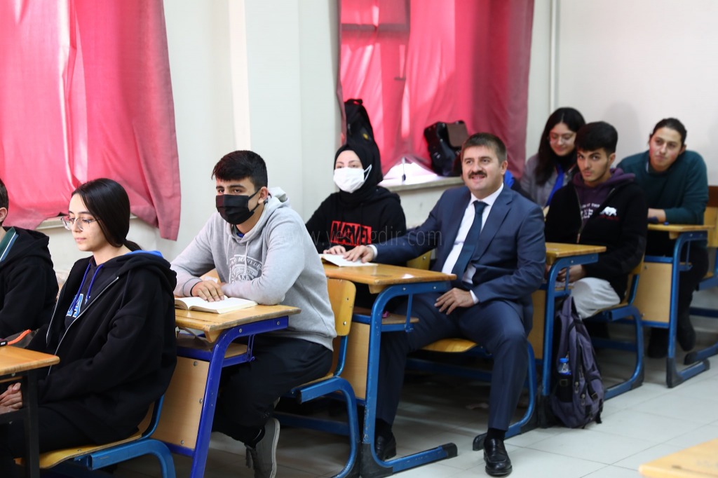 Vali H Engin Sarıibrahim Öğrenciler ile Sohbet etti