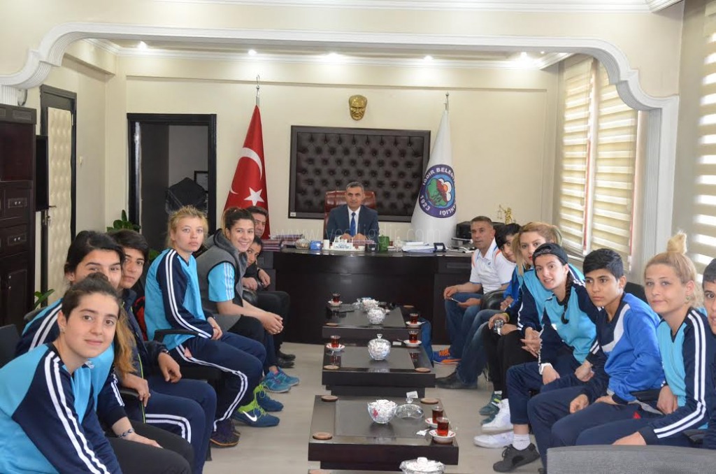 Kadın Futbol Takımından Başkana Ziyaret