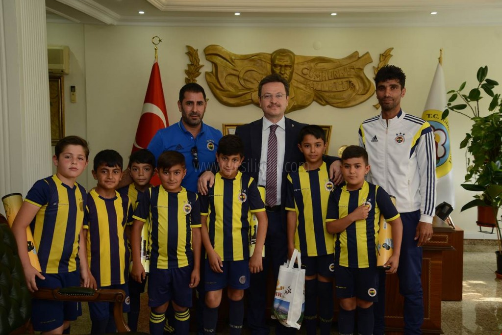 MİNİK ŞAMPİYONLAR VALİ ÜNLÜYÜ ZİYARET ETTİ