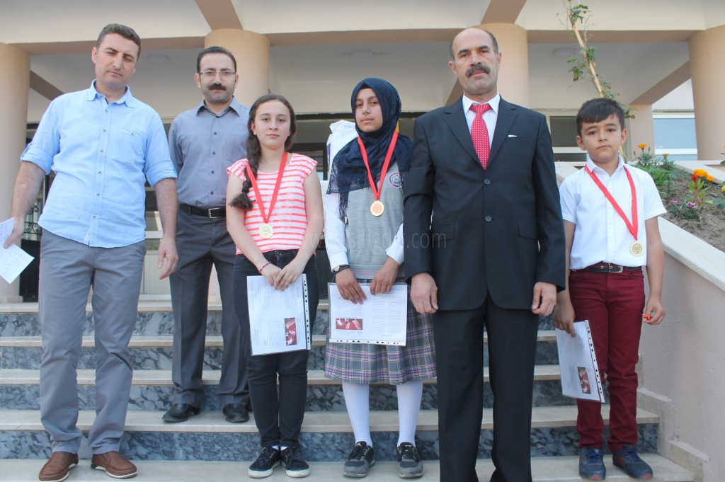 Öğrenciler Altınla Ödüllendirildi