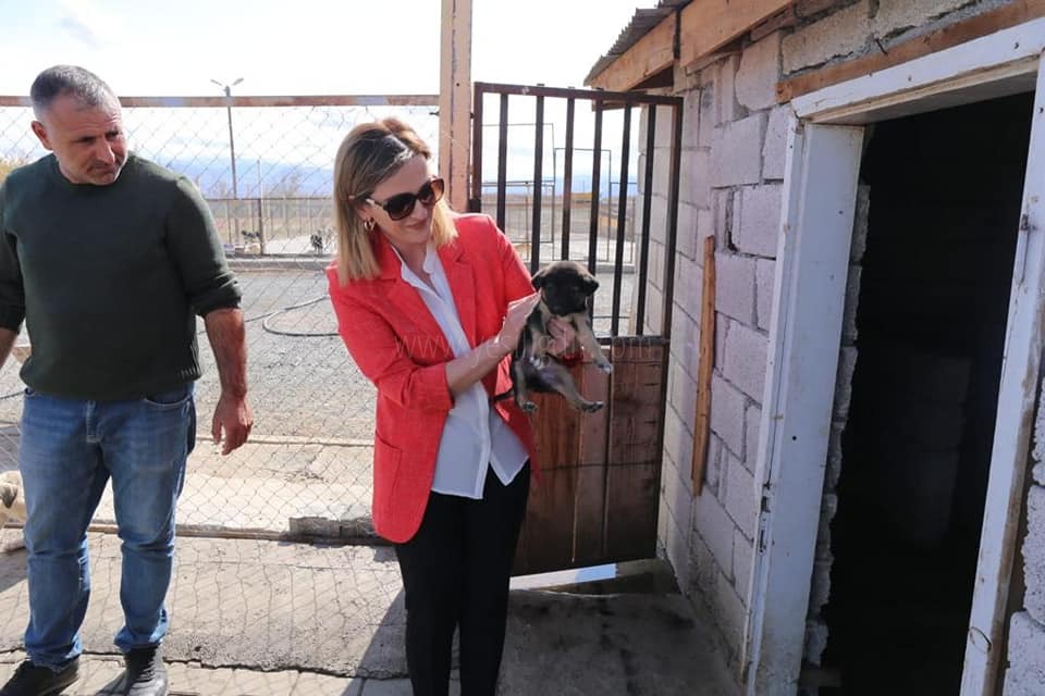 Hatice Sarıibrahim Yavru Köpekleri Sevdi