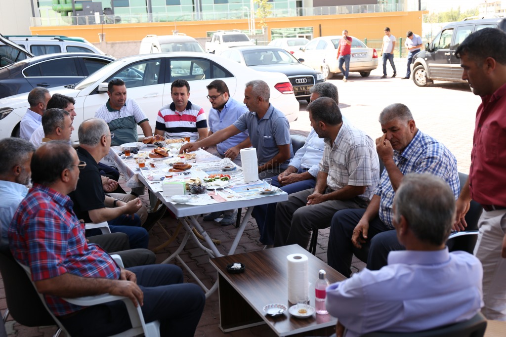 Belediye Başkanı Murat Yikit Galericiler Sitesi Esnafı İle Kahvaltıda Buluştu
