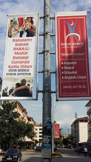 EMNİYET MÜDÜRÜNE SEVGİLERİNİ AFİŞLE GÖSTERDİLER
