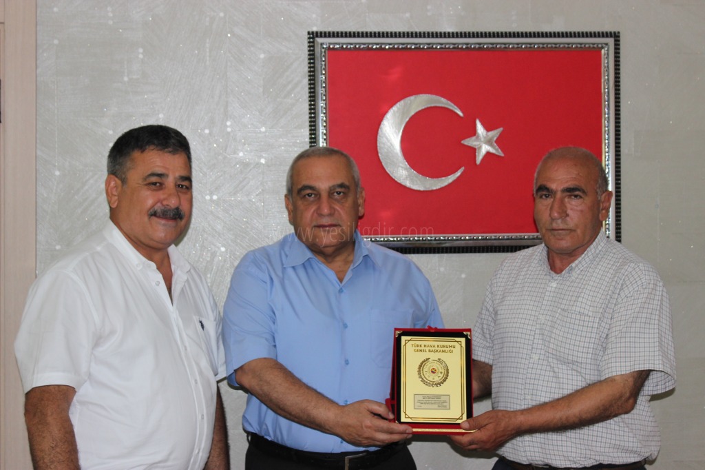 TÜRK HAVA KURUMU IĞDIR ŞUBESİNDEN MİLLİ EĞİTİM MÜDÜRÜNE PLAKET