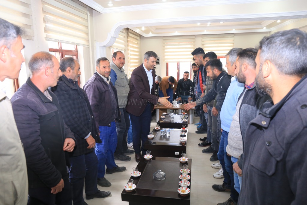 Eş Başkanlar Seyyar Satıcıları Başkanlık Makamında Ağırladı