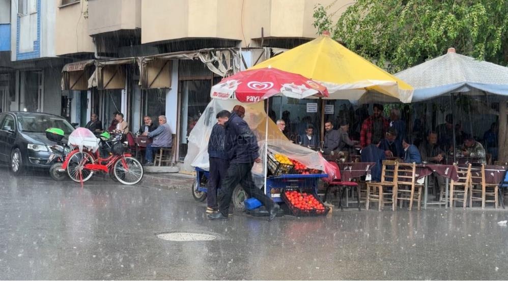 Iğdırda yağan yağış sonrası vatandaşlar kaçacak yer aradı