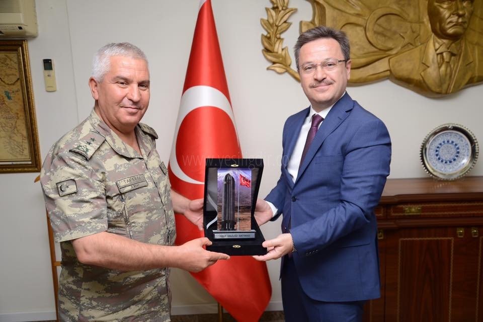 9 KOLORDU KOMUTANI TÜMGENERAL VELİ TARAKÇI VALİ ÜNLÜYÜ ZİYARET ETTİ