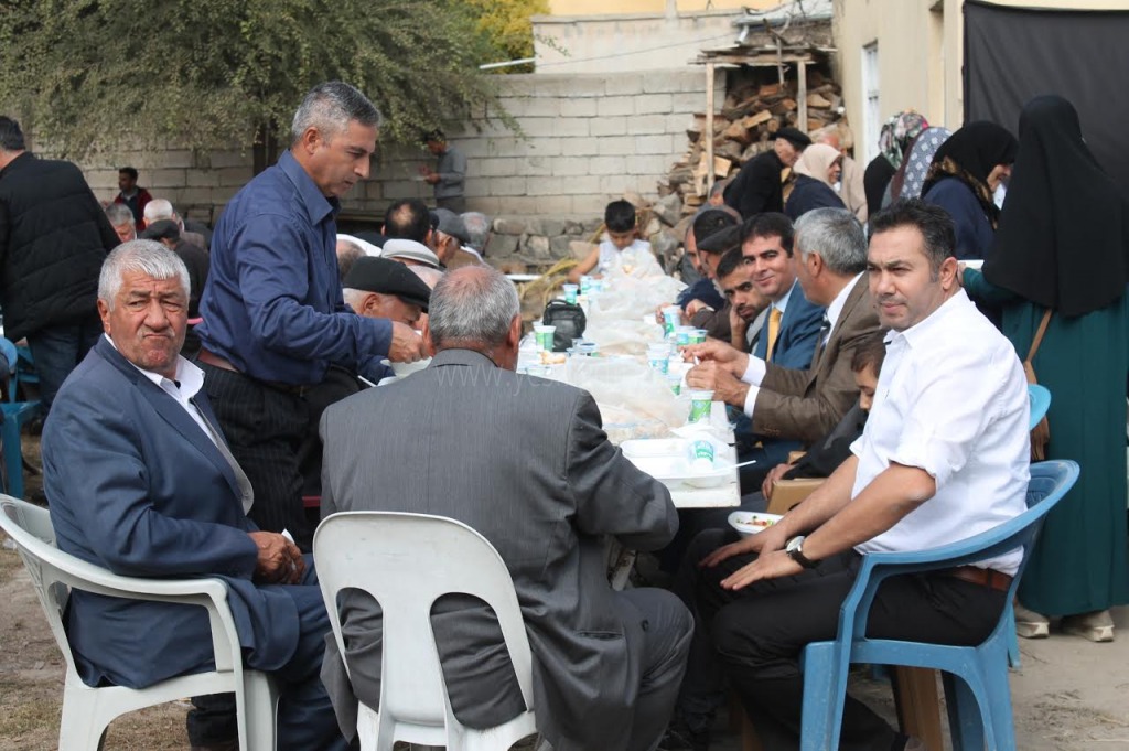 IĞDIR'DA HZ HÜSEYİNİN ŞEHİT EDİLİŞİNİN 4 GUNU NEDENIYLE YEMEK VERİLDİ