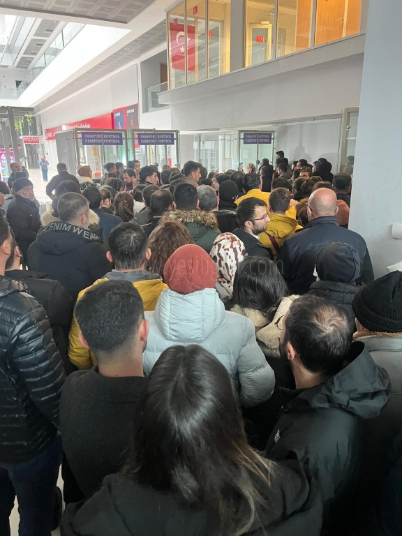 Dilucu sınır kapısın da cep telefonu kuyruğu