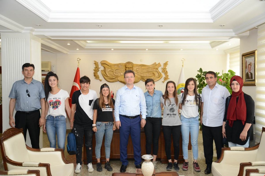 BAYAN FUTBOLCULARDAN VALİ ÜNLÜYE ZİYARET