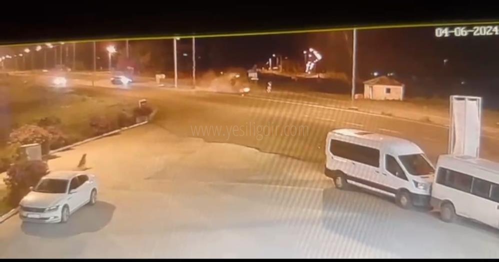 Ardahanda önündeki araca çarpan otomobil böyle takla attı 2 yaralı