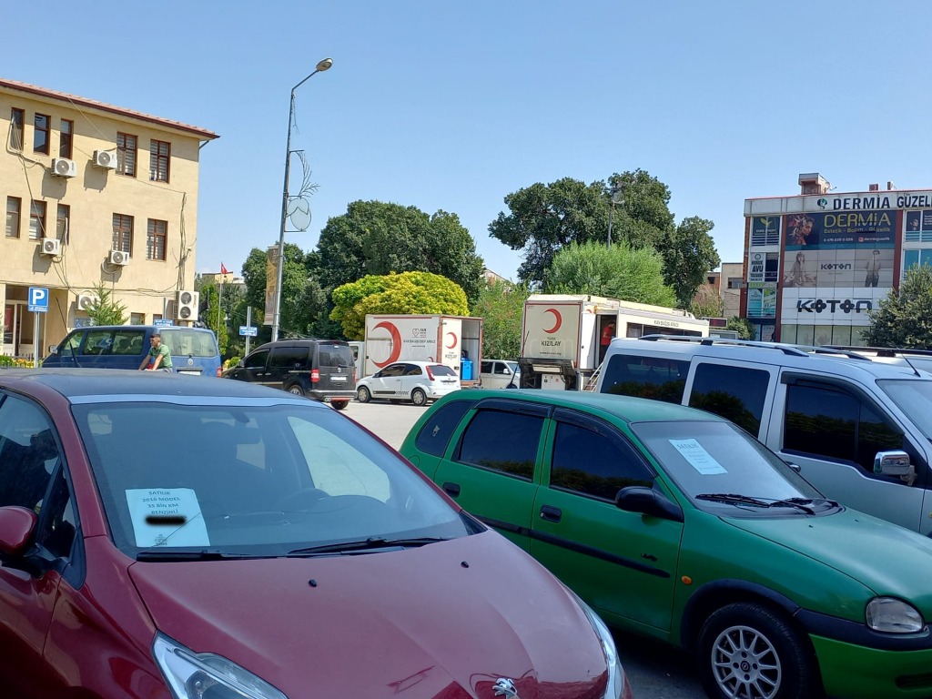 Belediye Meydanı Oto Galeriye Döndü