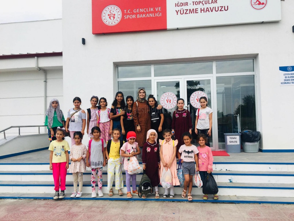 KURAN KURSU ÖĞRENCİLERİNE YÜZME HAVUZU SÜPRİZİ