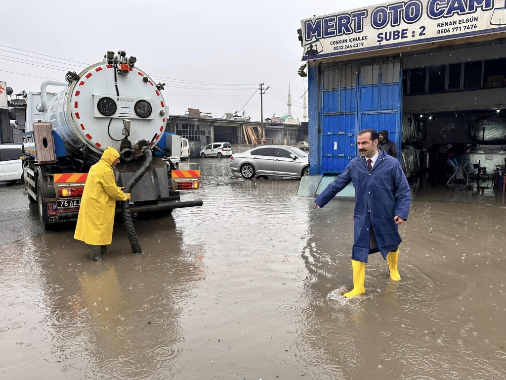 Iğdır Belediye ekipleri yağmurla mücadele çalışması başlattı