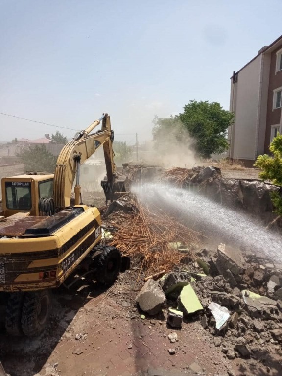 Güvenliği olmayan metruk yapılar yıkılıyor