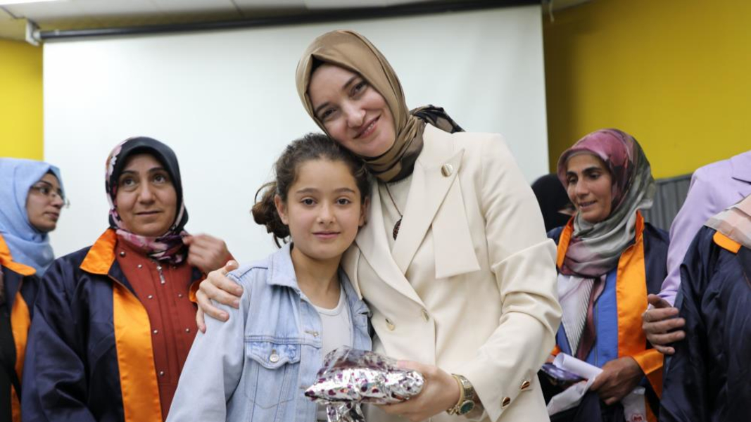 Ağrı'da annelerin okumalarının tamamlanması, mezuniyet töreniyle kutlandı